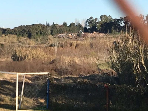 Vecinos de Hernández filmaron a una empresa descargando desechos en un terreno