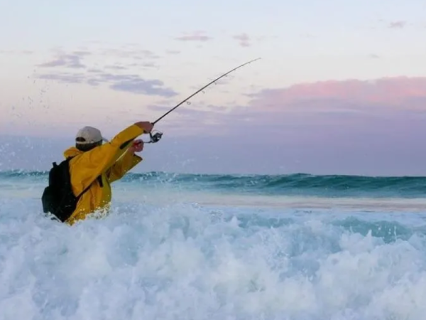 Tuvo "suerte" pescando y lo que sac&oacute; del agua vino con sorpresa