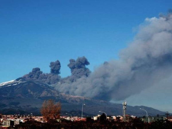 Italia: El volcán Etna entró de nuevo en erupción