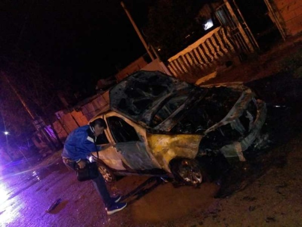 Destruyeron a piedrazos e incendiaron el auto de un taxista de Berisso