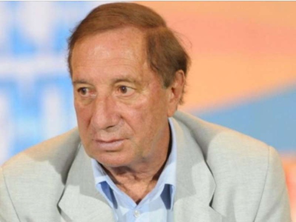 A Bilardo le quitaron el respirador pero contin&uacute;a en terapia intensiva