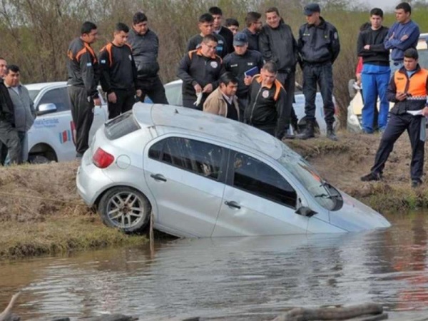 Cayó a un canal de riego, escapó, pero su amigo murió ahogado