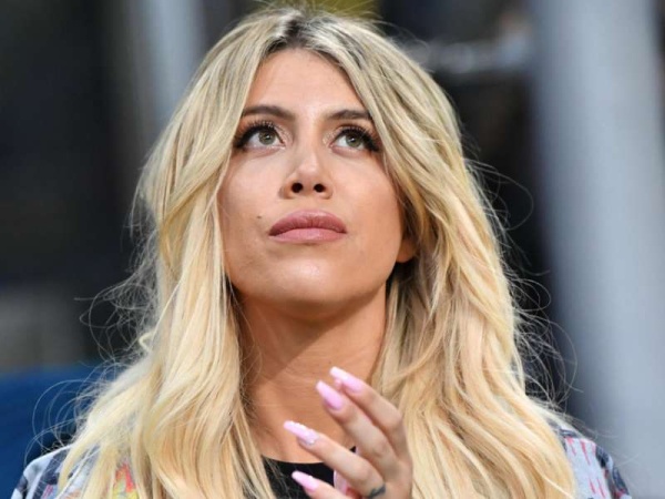 ¡Wanda Nara posó sin corpiño!