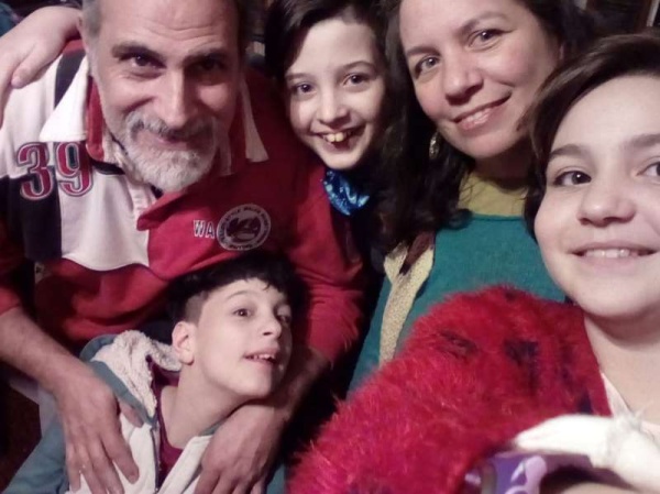 Un joven argentino con parálisis cerebral necesita imperiosamente ser operado en México