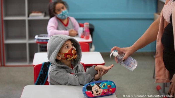 Más lugares del mundo adoptan la modalidad virtual de las clases tras el aumento de casos por Covid-19