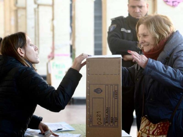 Con más de 280 escuelas habilitadas para votar, comenzó con normalidad la elección en la ciudad
