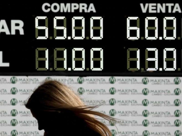 En otro martes negro, el dólar y el riesgo país subieron fuertemente