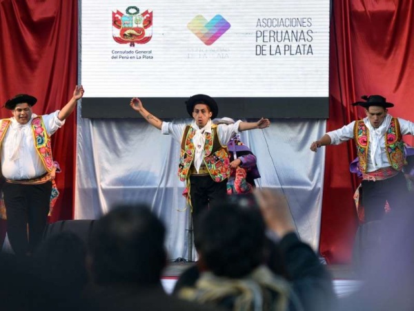 Más de 75.000 platenses celebraron el &quot;Perú Vive&quot; en Plaza Moreno