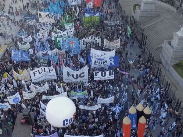 El bono de 5 mil pesos para estatales no correrá para los docentes universitarios