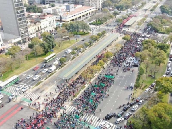 El centro porteño vivió una jornada convulsionada por una protesta de organizaciones sociales