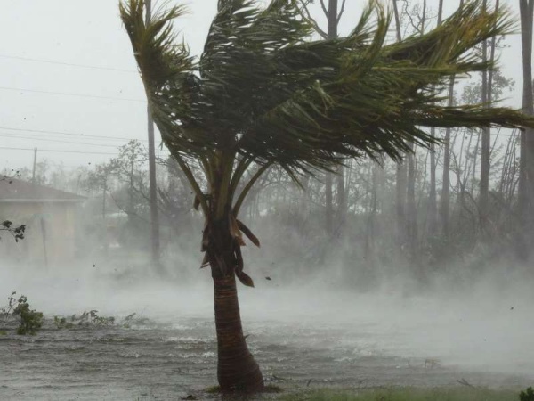 El huracán Dorian arrasó con Bahamas y dejó cinco muertos
