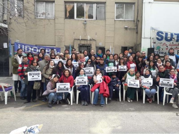 Docentes protestaron en La Plata y aseguraron que en las escuelas &quot;hay hambre&quot;