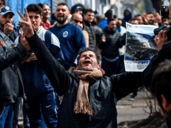 Desde temprano alrededor de mil personas esperan para asociarse al club Gimnasia y Esgrima