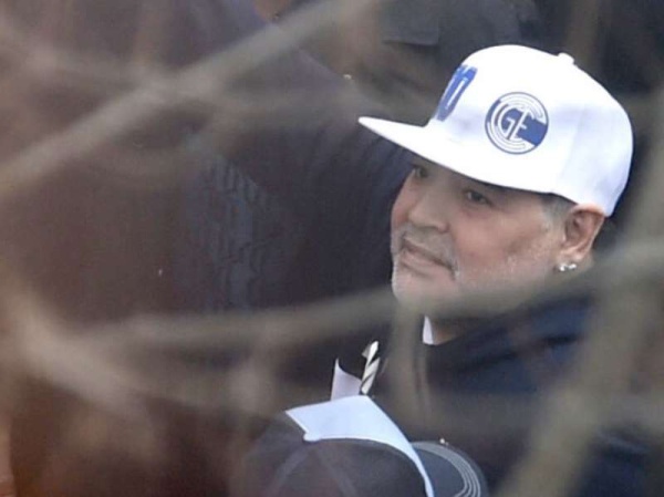 Maradona fue presentado oficialmente en Gimnasia