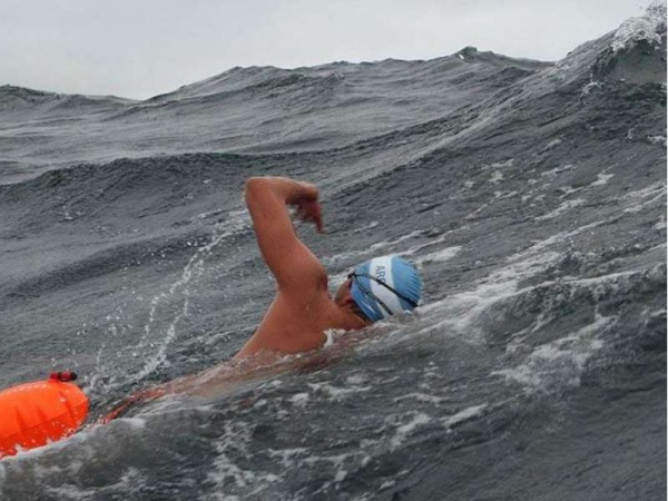 Un nadador argentino sufrió hipotermia extrema en el Canal de la Mancha