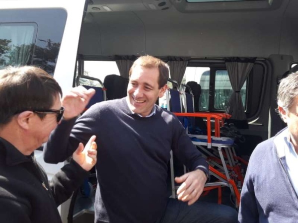 Garro participó de la entrega de 8 camionetas para atender a personas con discapacidad