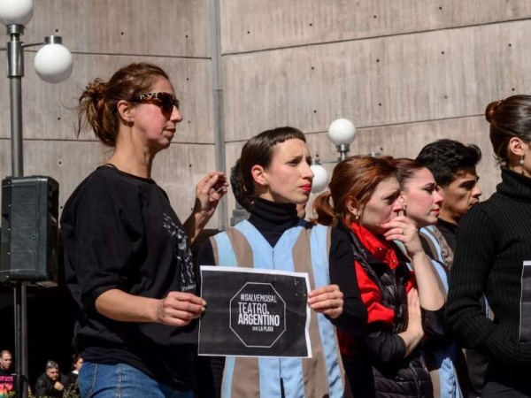 Trabajadores del Teatro Argentino protagonizaron una nueva función artística en protesta por la crítica situación del edificio