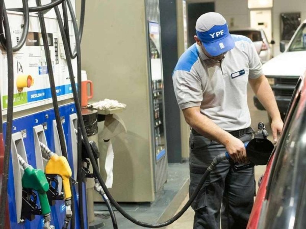El atraso de precios en las naftas ya habría llegado al 38%