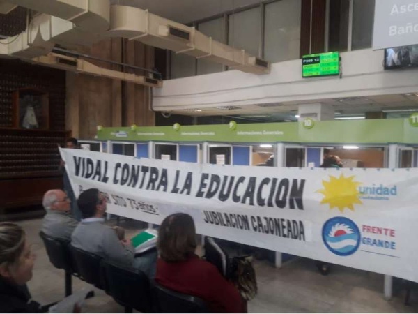 Vidal y otro ataque a la educación: en el Día del Profesor, un docente realizó una protesta para exigir su jubilación tras años de espera