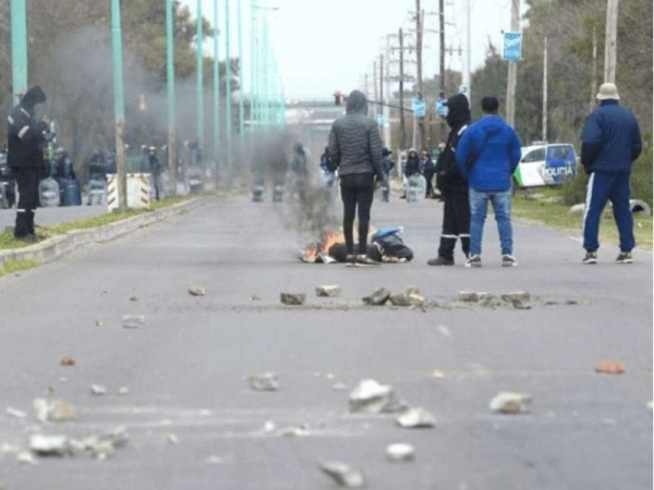 Reprimieron a los trabajadores de AESA con disparos de balas de goma y gases lacrimógenos