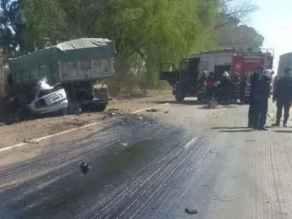 Murieron 5 personas en un brutal choque entre un auto y un camión
