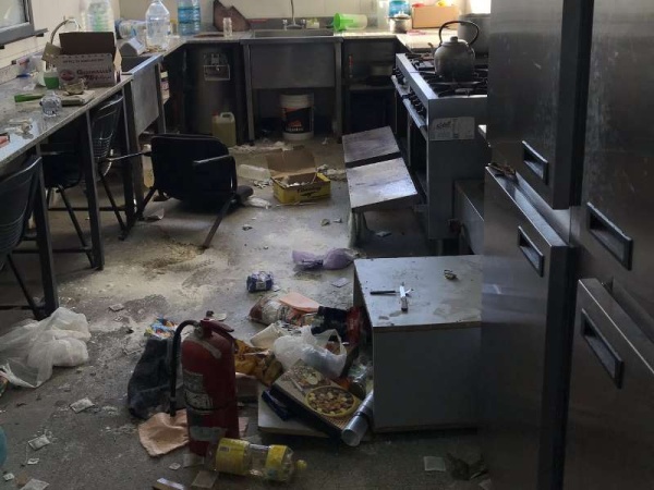 Triste: Vándalos destrozaron una escuela de La Plata y tiraron la comida al piso