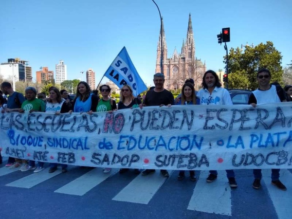 Docentes reclamaron en La Plata y denunciaron el abandono de Vidal en las escuelas de la Provincia