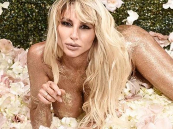 Vicky Xipolitakis lanzó su línea de labiales... ¡desnuda!