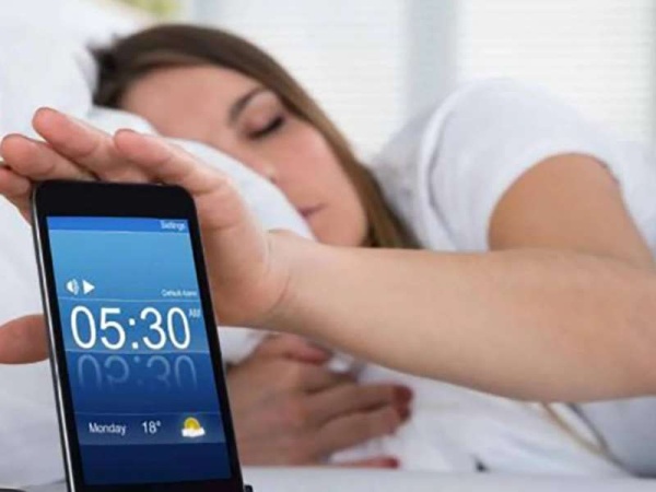 ¿Por qué no conviene usar el celular como despertador?