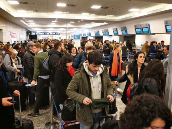 Aeroparque: 45 vuelos cancelados y 4.700 pasajeros afectados por una asamblea de pilotos