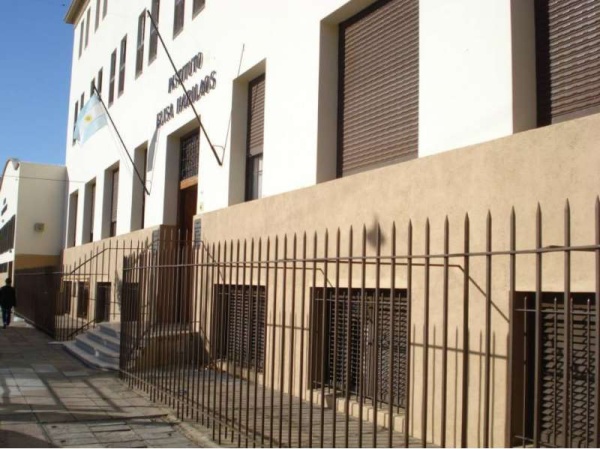 Un alumno del colegio Elisa Harilaos cayó desde el segundo piso de esa institución, fue socorrido e internado en grave estado 