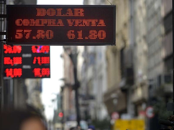 Los dep&oacute;sitos en d&oacute;lares de privados cayeron casi 20% en septiembre