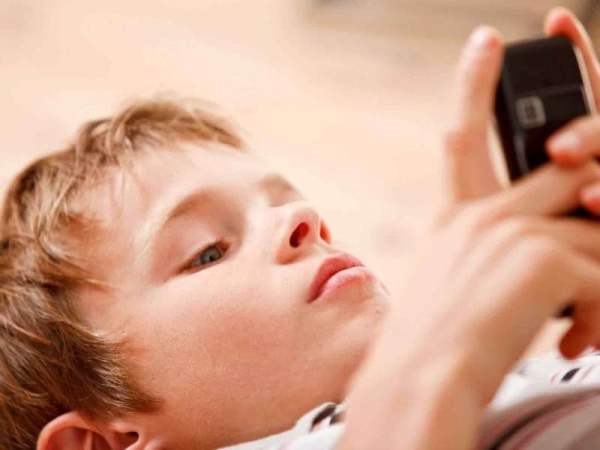 ¿Por qué no deberías darle tu celular a tu hijo?