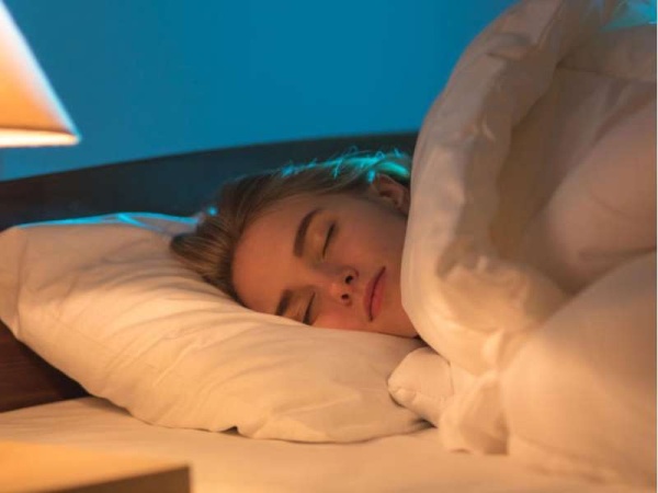 Dormir con la luz prendida podría hacerte engordar