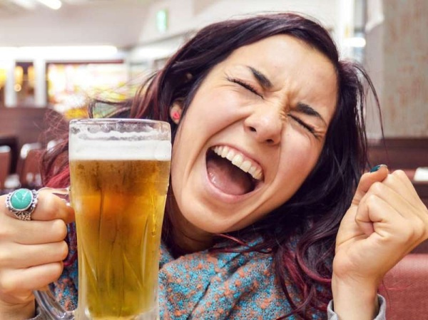 Tomar cerveza podría ayudarte a dormir mejor
