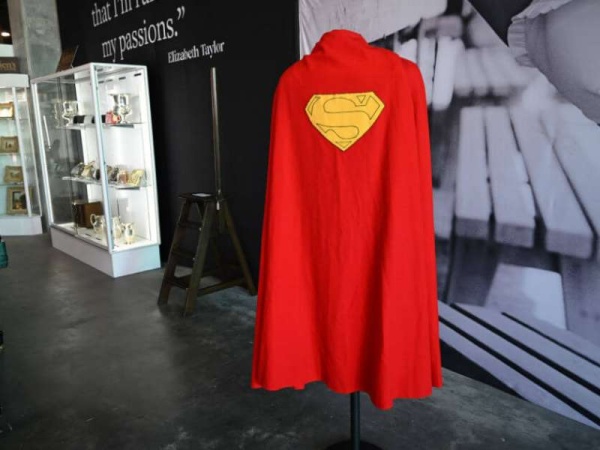 Subastaron la capa del primer Superman