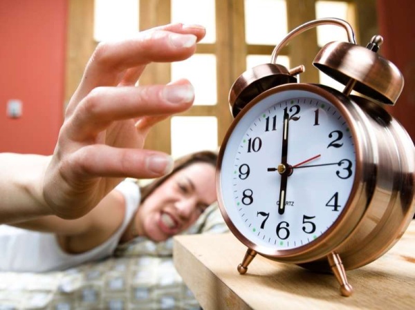 Los 5 trucos para no quedarte dormido cuando te suena la alarma