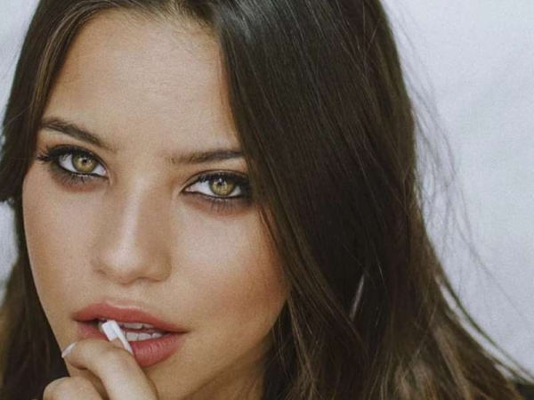 Emilia Mernes nos presenta &quot;Policía&quot; 