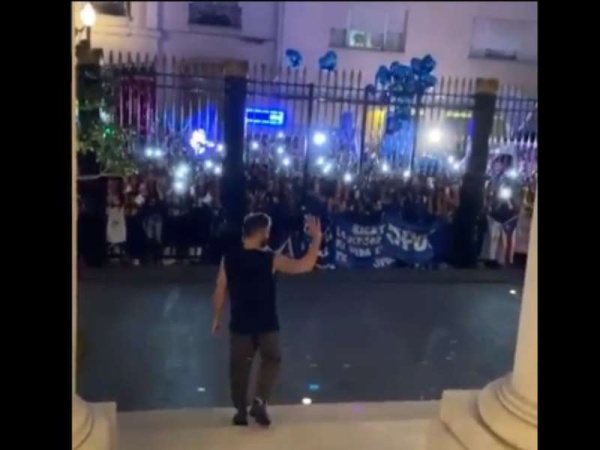 Ricky Martin salió a saludar a los fans que lo esperaban afuera del hotel en Argentina