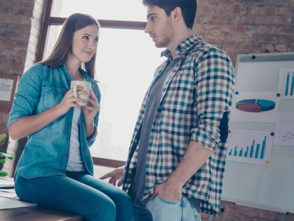 Según la ciencia, coquetear en el trabajo reduce el estrés