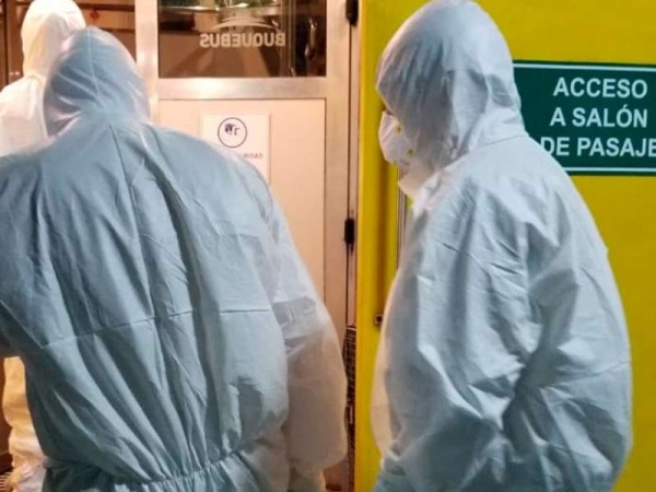 Con síntomas de coronavirus, se escapó del hospital y se subió a un barco con 400 pasajeros