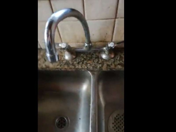Una platense denuncia que su mamá llega del hospital y no tiene agua para lavarse las manos