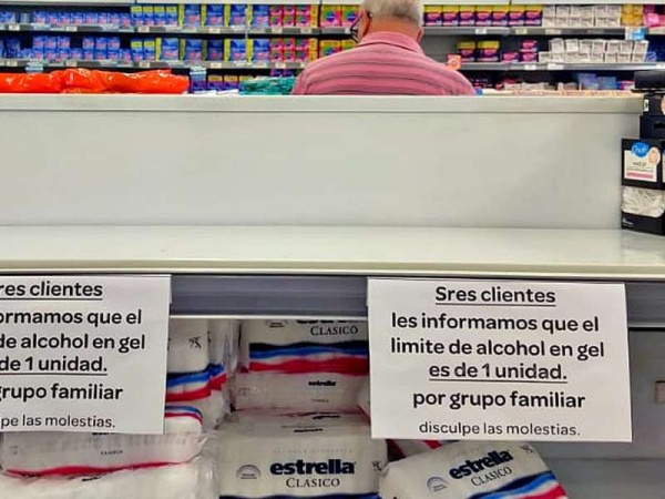 Incautaron 9.000 frascos de alcohol en gel en una reconocida farmacia, a pesar del faltante