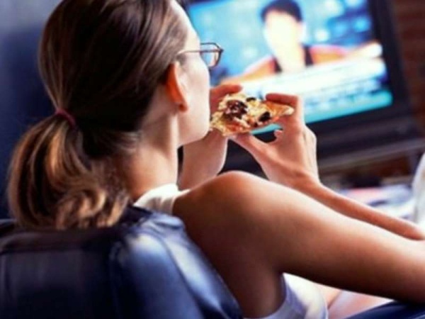 ¿Es malo comer delante de la tele?