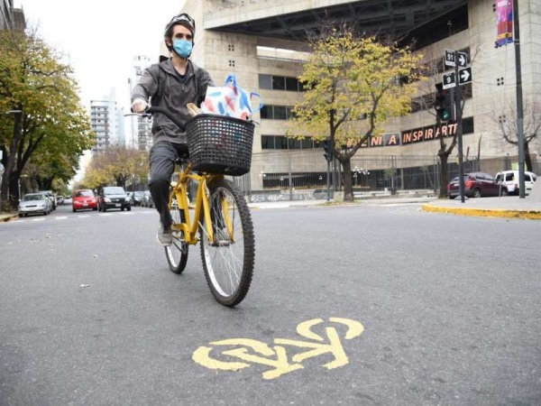La Plata ya comenzó el plan para promover la bicicleta y evitar los micros