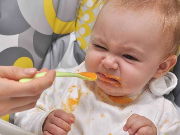 No es bueno soplarle la comida a tu bebé: afecta su salud 