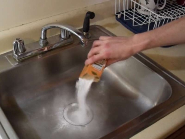 Es viral: Quiso destapar la bacha de la cocina... ¡y mirá lo que le pasó!