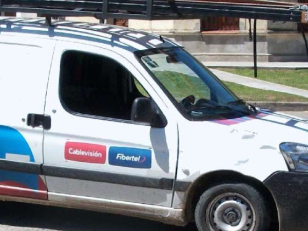 Vecinos de barrio norte de La Plata denuncian que el servicio de Fibertel y Cablevisión &quot;hace días que se viene cortando&quot;