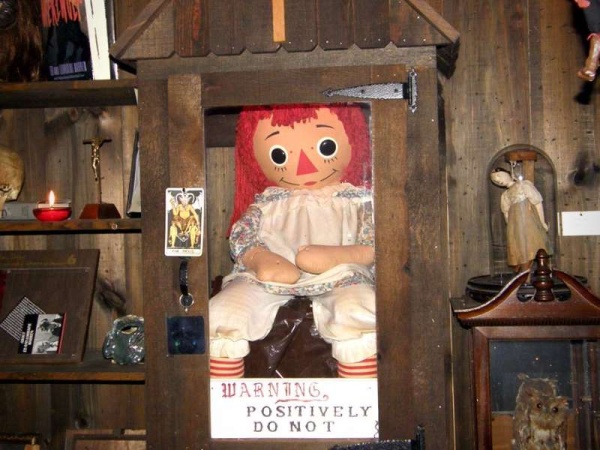 Desapareció la muñeca Annabelle del museo de los Warren