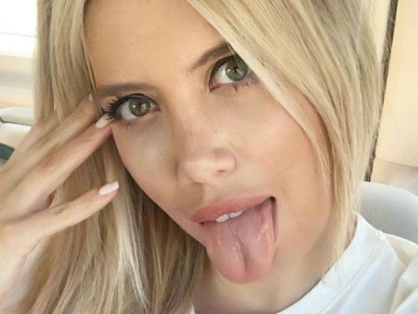Wanda Nara mostró la cola mientras se ducha